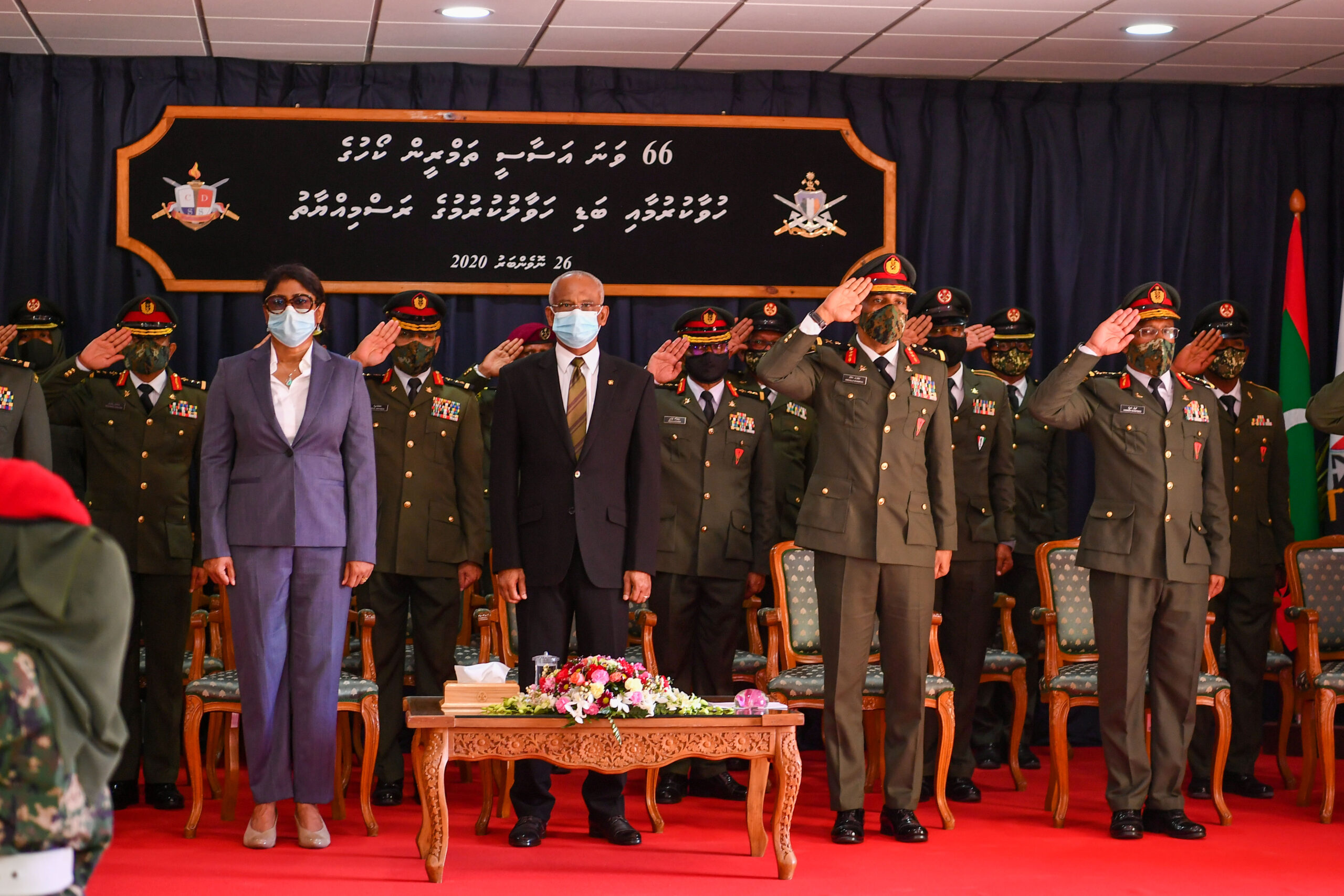 66 ވަނަ އަސާސީ ތަމްރީނު ކޯސް ފުރިހަމަ ކުރި ދަރިވަރުންނަށް ބަޑި ހަވާލު ކުރުމާއި ހުވާކުރުމުގެ ރަސްމިއްޔާތު / ފޮޓޯ: ރައީސް އޮފީސް