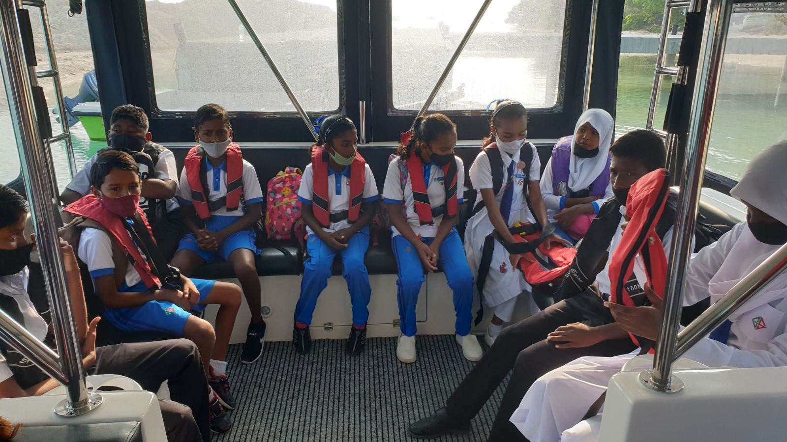 އިންޑިއާ ސަރުކާރުގެ ހިލޭ އެހީގެ ދަށުން ހަދިޔާކުރި ސްޕީޑް ލޯންޗުގައި ދަރިވަރުން ދަތުރުކުރަނީ، ފޮޓޯ: ޕީއެސްއެމް ނިއުސް