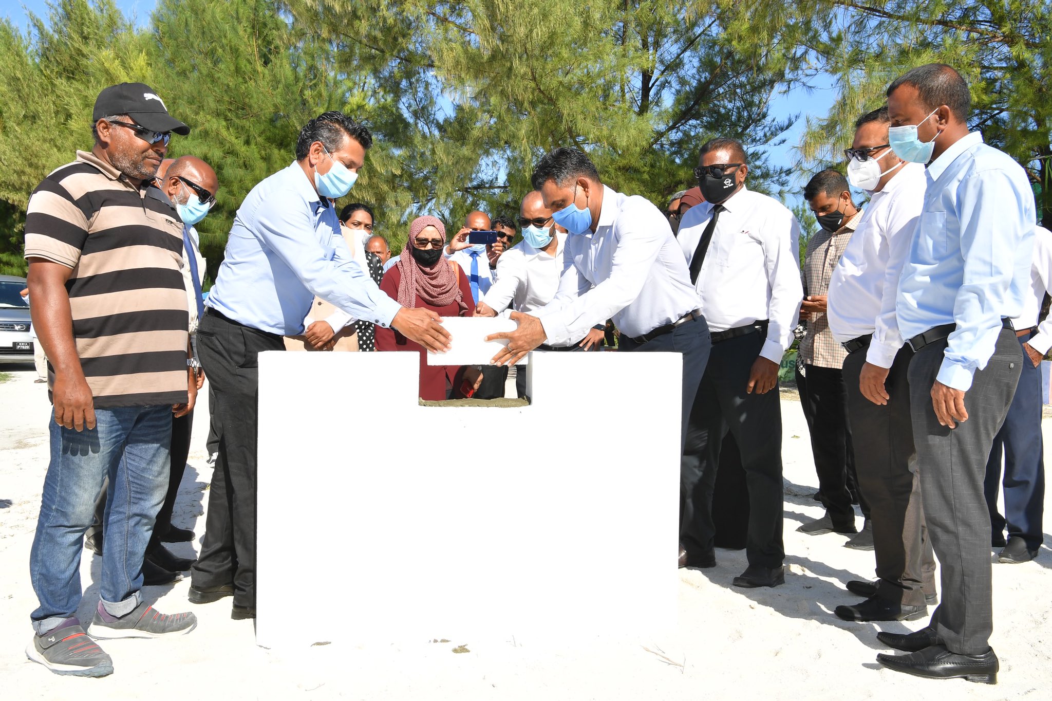 އައްޑޫ ރިހެބިލިޓޭޝަން ސެންޓަރުގެ ބިންގާ އަޅުމުގެ ތެރެއިން ފޮޓޯ: ރައީސް އޮފީސް