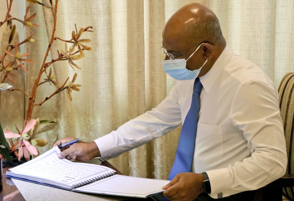 ޕާކިސްތާނުގެ ކުރީގެ ބޮޑުވަޒީރުގެ ތައުޒިޔާގެ ދަފްތަރުގައި މިނިސްޓަރ ޝާހިދު ސޮއި ކުރައްވައިފި : ފޮޓޯ ފޮރިން މިނިސްޓްރީ