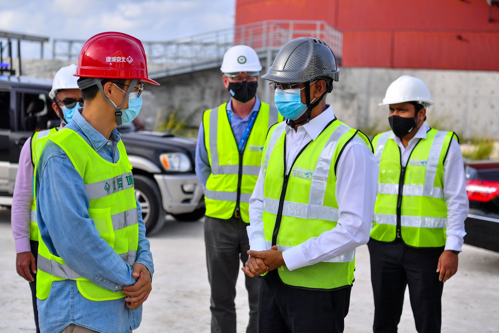 ޗައިނާ ސަފީރު ޖަންގް ލިޖޮން އަދި ރައީސް އިބްރާހިމް މުހައްމަދު ސޯލިހު - ފޮޓޯ : ރައީސް އޮފީސް