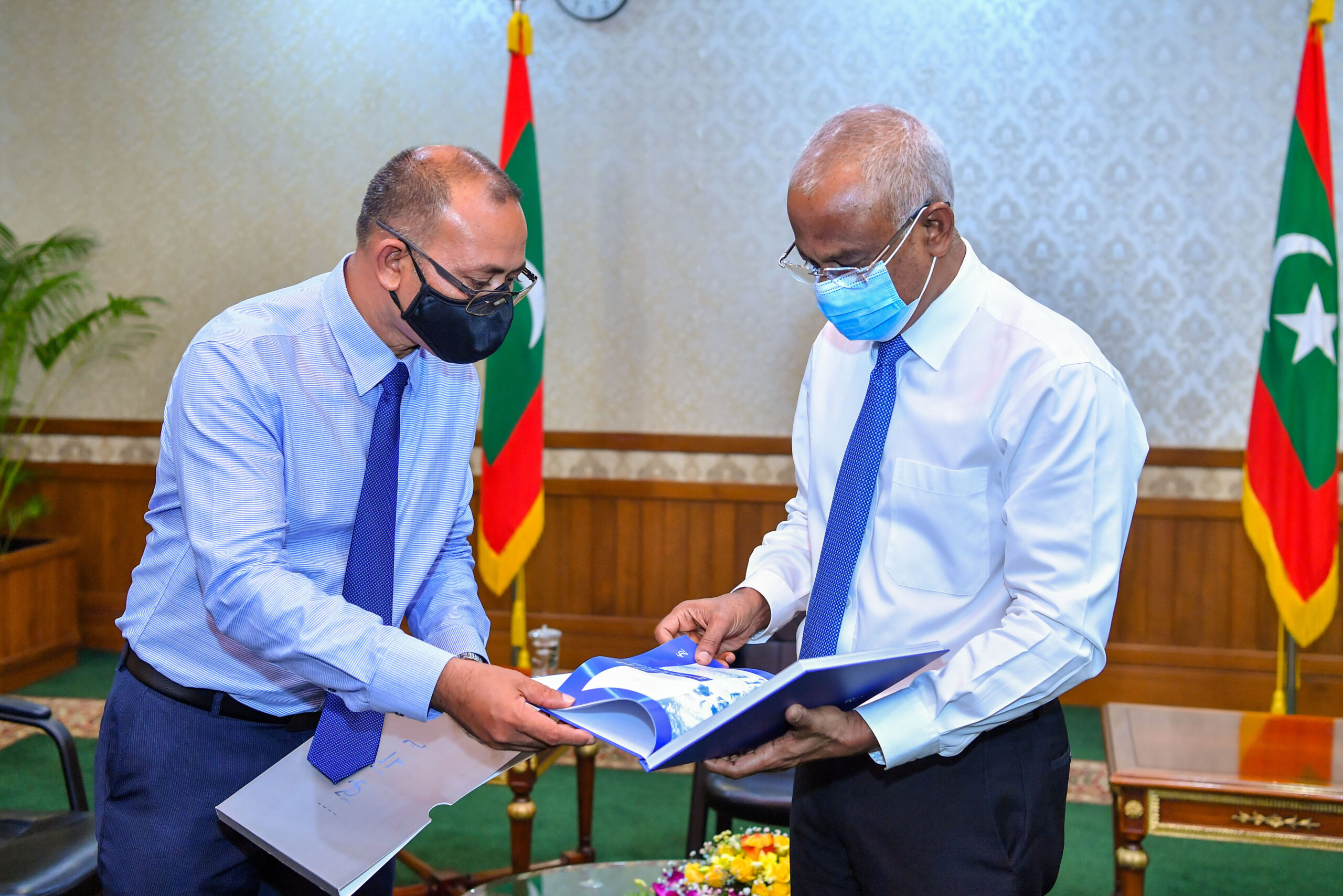 އެމް.ޑަބްލިއު.އެސް.ސީ ގެ ދިގު ތާރީޚުގެ މައްޗަށް ބިނާކޮށް ނެރިފައިވާ ފޮތް ރައީސްއަށް ހަދިޔާކުރައްވަނީ : ފޮޓޯ - ރައީސް އޮފީސް