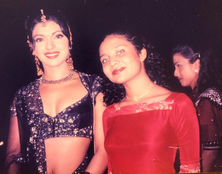 މިސް ވޯލްޑް 2000 ވަނަ އަހަރު ކާމިޔާބުކުރި އިންޑިއާގެ  ސުޕަސްޓާ ޕްރިޔާންކާ ޗޯޕްރާއާ އެކު ޝާނީ ނަގާފައިވާ ފޮޓޯއެއް:  ފޮޓޯ: ޝާނީ