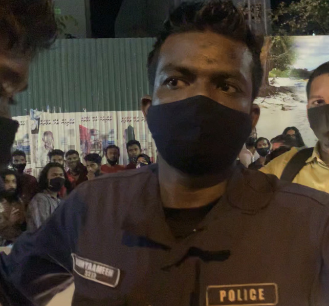 ނޫސްވެރިންނަށް އައުގުރާނަ ގޮވި ފުލުސް މީހާ - ފޮޓޯ: މީސްމީޑިއާ