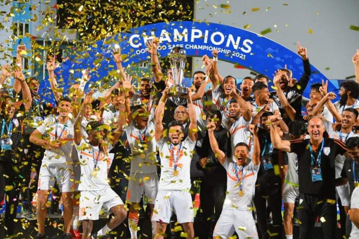 އިންޑިއާއިން ސާފް ޗެމްޕިއަންޝިޕްގެ ތަށި އުފުލާލަނީ-- ފޮޓޯ: އިބްރާހިމް ޝާބިލް/ފެށުން