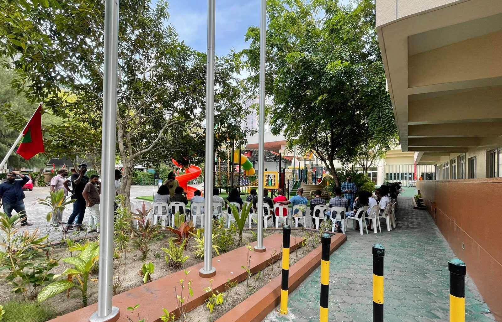 މިރޭ ވިއްކާ 1000 ޓިކެޓް ގަންނަން ސޯޝަލް ސެންޓަރުގައި ކިއު ހަދައިފައި-- ފޮޓޯ: ސްޕޯޓްސް މިނިސްޓަރ އަހުމަދު މަހްލޫފް