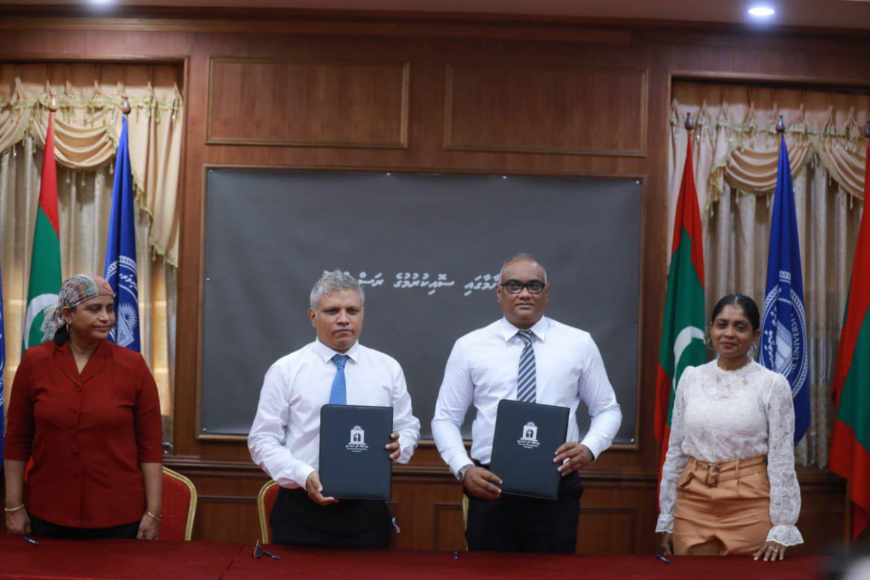 އައިލޭންޑް އޭވިއޭޝަން އަދި އެމްއެންޔޫ އިން ފްލައިޓް ޓްރެއިނިން ސްކޫލްގެ އެއްބަސްވުމުގައި ސޮއިކުރުމުގެ ތެރެއިން --- ފޮޓޯ/މޯލްޑިވިއަން