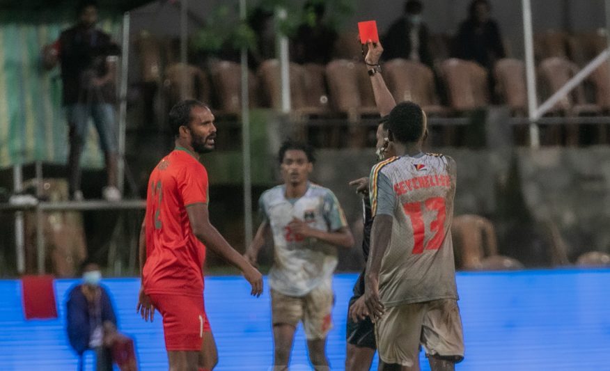 އަސްހަދު އަލީ (އަޑުބަރޭ) އަށް ރެފްރީ ރަތްކާޑު ދައްކަނީ-- ވަގުތު އިމޭޖަސް: އަބްދުﷲ އަބީދު