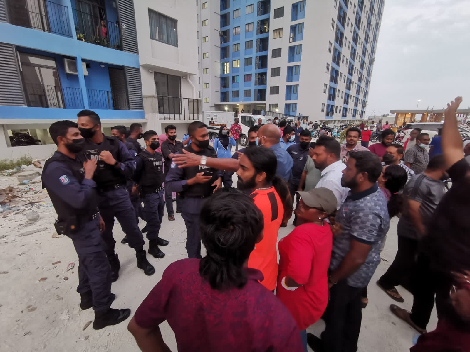 ފުލުހުން ނިކުމެ، އިދިކޮޅު ޕީޕީއެމް/ޕީއެންސީ ކޯލިޝަނުން ހުޅުމާލެ ދެވަނަ ފިޔަވަހީގައި ބާއްވަން އުޅޭ "ކޮތަރުކޮށި" ޖަލްސާ ހުއްޓުވަނީ.