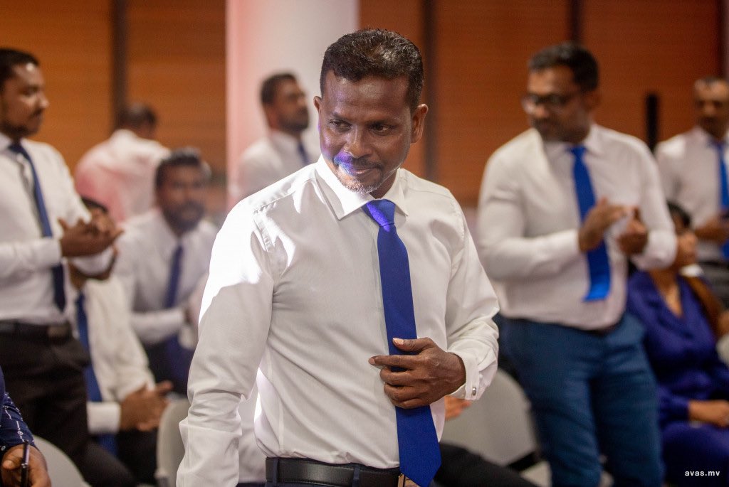 ކޮމަންޑޫ ދާއިރާ އަށް އެމްއެންޕީގެ ފަރާތުން ރައްޔިތުންގެ މަޖިލިހުން ހުސްވެފައިވާ އެދާއިރާގެ ގޮނޑިއަށް ކުރިމަލައްވާފައިވާ ޙަންނާނު-- ފޮޓޯ: އެމްއެންޕީ