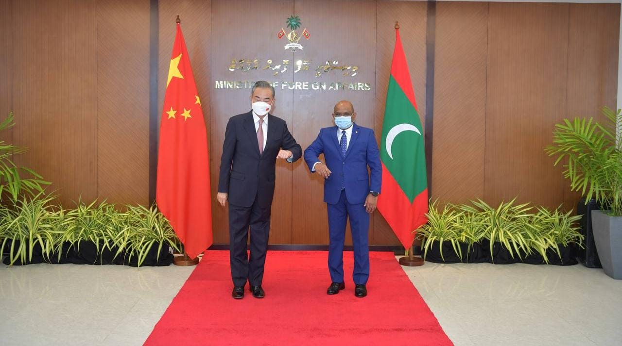 ޗައިނާގެ ފޮރިން މިނިސްޓަރު ވާންގް ޔީ، ރާއްޖޭގެ ފޮރިން މިނިސްޓަރު އަބްދުﷲ ޝާހިދާއެކު-- ފޮޓޯ: ފޮރިން މިނިސްޓްރީ