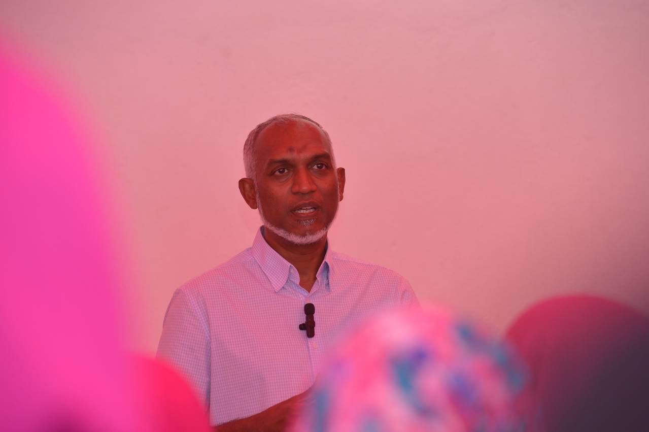 މުއިއްޒު ހަނިމާދޫ ސަޕޯޓަރުންނާ ވާހަކަފުޅުދައްކަވަނީ - ފޮޓޯ: ޕީޕީއެމް