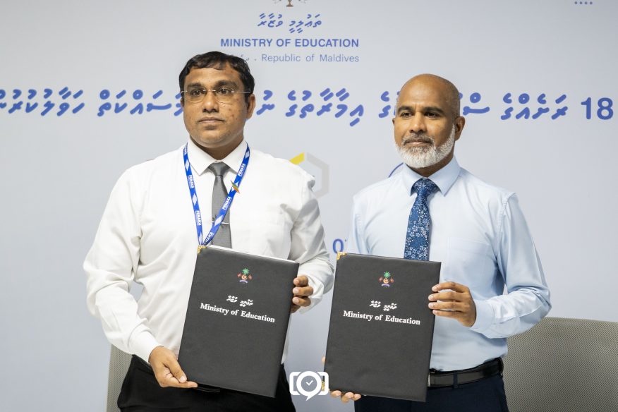 މަސައްކަތުގެ އެއްބަސްވުންތަކުގައި ސޮއިކުރުމަށް ބޭއްވުނު ރަސްމިއްޔާތުގެ ތެރެއިން.ފޮޓީޯ: ވަގުތު