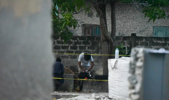 މަހުމޫދު މަރާލައި ވައްޓާލާފައި އޮތް ވަޅު ކައިރީ ފުލުހުން ހަރަކާތްތެރިވަނީ. (ދައުރު ފޮޓޯ/ އަބްދުﷲ އަނޫފް ޖުނައިދު)