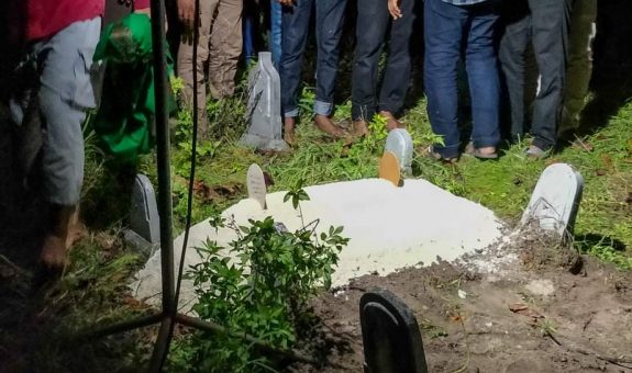 ކުޅުދުއްފުށީގައި ކުއްލި ގޮތަކަށް ނިޔާވި ކުއްޖާގެ ޖަނާޒާގެ ތެރެއިން - ފޮޓޯ: އޭއެސްޕީ މާހިރު