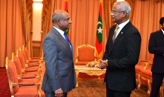 ފޮރިންގ މިނިސްޓަރ ޝާހިދު ރައީސް ޞޯލިޙް އަރިހުގައި - ފޮޓޯ: ރައީސް އޮފީސް