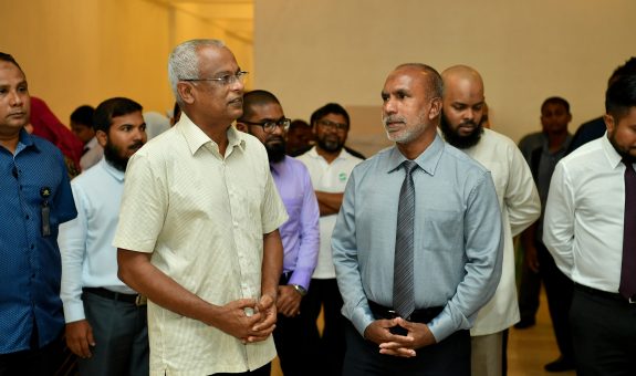 އިސްލާމިކް މިނިސްޓަރ ރައީސް ޞޯލިޙް އަރިހުގައި - ފޮޓޯ: ރައީސް އޮފީސް