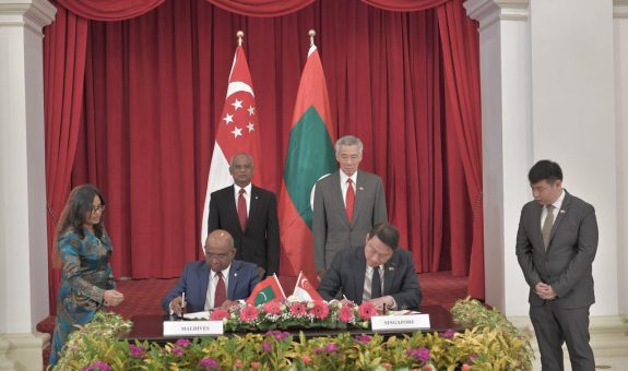 ރާއްޖެ-ސިންގަޕޯރ އެއްބަސްވުމުގައި ސޮއިކުރަނީ- ފޮޓޯ: ރައީސް އޮފީސް