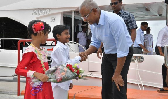 ރައީސް ޞޯލިޙް މީދޫއަށް ވަޑައިގެންނެވުން - ފޮޓޯ: ރައީސް އޮފީސް