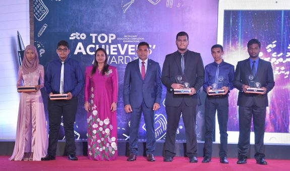 އޯ ލެވެލް އިމްތިޚާނުން، ދުނިޔެއިން އެއް ވަނަ ހޯދި ދަރިވަރުން - ފޮޓޯ: ރައީސް އޮފީސް