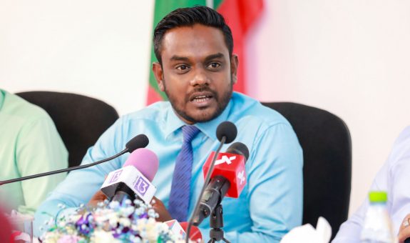 އިލެކްޝަންސް ކޮމިޝަނުގެ ނައިބު ރައީސް އަހުމަދު އަކްރަމް- ފޮޓޯ:މުހައްމަދު ޝަރުހާން