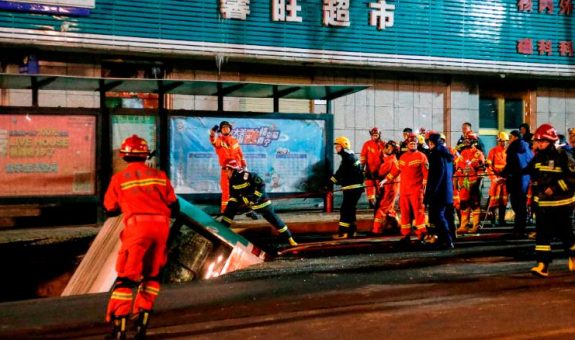 200114125804-xining-sinkhole-bus-exlarge-169