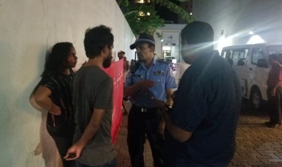 މިރޭ ކުރި މުޒާހަރާގެ ތެރެއިން - ފޮޓޯ: ޓައިމްސް