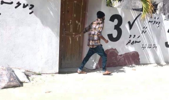 ތިނަދޫގައި އިސްލާމް ދީނާއި ދެކޮޅަށް ފާޅުގައި ނުކުތް މީހާ - ފޮޓޯ: ވަގުތު