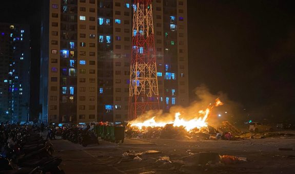 ދެވަނަ ފިޔަވަހީގެ ޓަވަރުތައް ކައިރީ އެއްކޮށްފައި ހުރި ކުނިތަކެއްގައި ރޯވެފައި-- ފޮޓޯ: ފެށުން