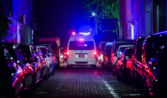 މާލޭގެ މަގެއްމަތީ އެމްބިއުލާންސެއް ދުއްވާފައިދަނީ | ފޮޓޯ: މިހާރު