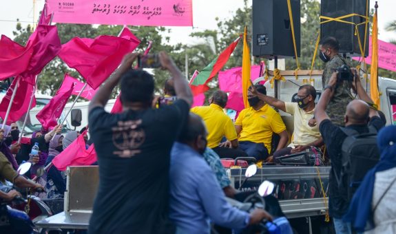 ސިޔާސީ ހަރަކާތްތަކުގެ ތެރެއިން އެމްޑީޕީ އަދި ޕީޕީއެމް | ފޮޓޯ: މިހާރު