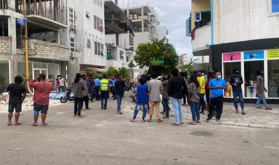 ޔުނާން ދިރިއުޅޭ ގެ ކައިރިއަށް އާންމުން އެއްވެފައި | ފޮޓޯ ފެށުން