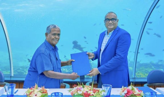 މޯލްޑިވިއަންގެ މެނޭޖިން ޑިރެކްޓަރު މުހައްމަދު މިހާދު (ކ) އާއި ކުރެއްދޫ ހޯލްޑިންގްސްގެ މެނޭޖިން ޑިރެކްޓަރު ލިމިޓެޑްގެ ޗަމްޕާ މުހައްމަދު މޫސާ (އުއްޗު) އެއްބަސްވުގައި ސޮއި ކުރެއްވުމަށްފަހު ފޮޓޯއަކަށް ހުއްޓިލައިގެން-- ފޮޓޯ: މޯލްޑިވިއަން