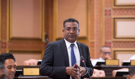 މަޖިލީހުގެ ޖަލްސާއެއްގައި ޢަބްދުﷲ ޖާބިރު - ފޮޓޯ: މަޖިލިސް