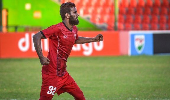 ލީގު މެޗެއްގައި ލަނޑު ޖެހުމަށްފަހު ދަގަނޑޭ އުފާ ފާޅުކުރަނީ | ފޮޓޯ : މިހާރު