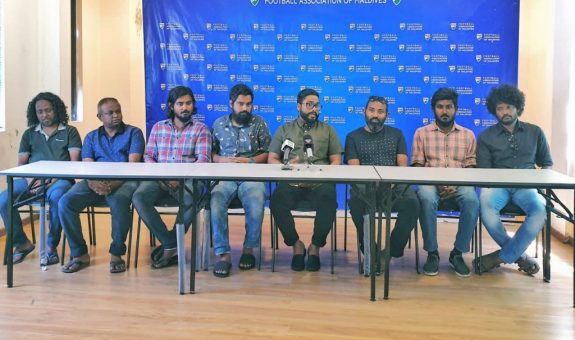 ބައެއް ކުލަބު ތަކާއިއެކު ބައްސާމް ނޫސްވެރިންނާ ބައްދަލުކުރައްވަނީ | ފޮޓޯ: އަވަސް