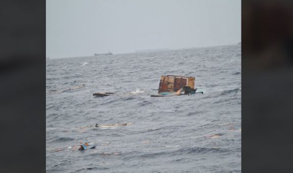 ކަނޑުގަދެވެ، ދިޔަވުމުގެ ސަބަބުން އަޑިއަށް ދިޔަ ސަފާރީގެ ބައިތައް-- ފޮޓޯ:އެމްއެންޑީއެފް