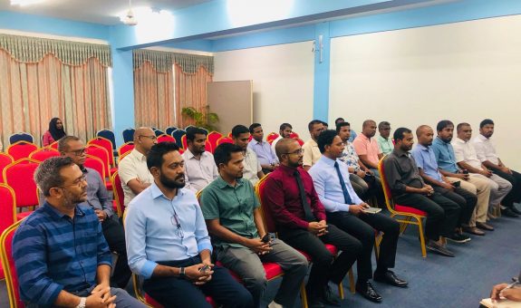ޔޫތް މިނިސްޓަރ މަޖިލިސް މެންބަރުންނާ ބައްދަލުކުރެއްވުމުގެ ތެރެއިން - ފޮޓޯ: ޓްވިޓަރ