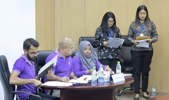 އިލެކްޝަންސް ކޮމިޝަނުގެ ރައީސް އަދި ލީގަލް ޓީމު - ފޮޓޯ: އީސީ