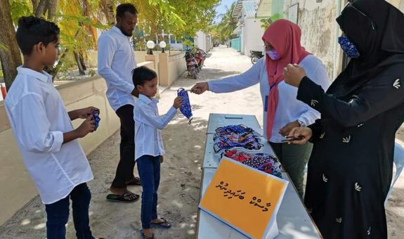 ދަގެނތީ އަންހެން ކަނަބަލުން މާސްކު ބަހަނީ | ޓްވިިޓާ ފޮޓޯ: ތަސްލީމް