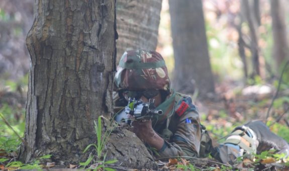 ތަމްރީނެއްގެ ތެރޭގައި ސިފައިންގެ ބޭކަލެއް - ފޮޓޯ: އެމްއެންޑީއެފް