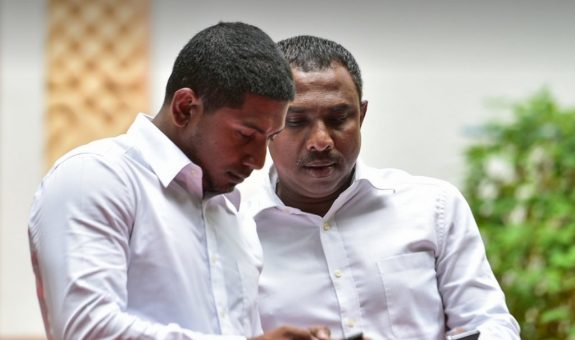 ޔޫތް މިނިސްޓަރ މަޙްލޫފްއާއި، މަޖިލިސް މެންބަރު ޢަލީ އާޒިމް: ފޮޓޯ: ޓްވިޓާ
