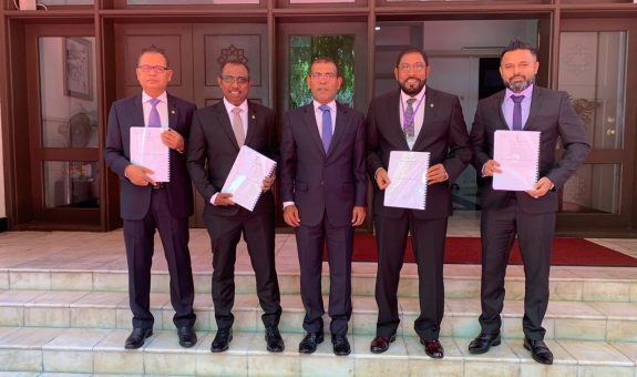 މަޖިލީހުގެ ރައީސް ޕީޖީ ލީޑަރުންނާއެކު - ފޮޓޯ: މަޖިލިސް