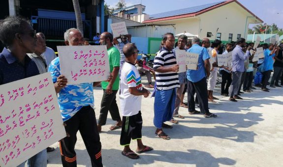 މިއަދު އިހަވަންދޫގައި މަސްވެރިން ބޭއްވި އިޙްތިޖާޖުގެ ތެރެއިން: ފޮޓޯ ބޮޑުކަންނެލި މަސްވެރިންގެ ޔޫނިއަން