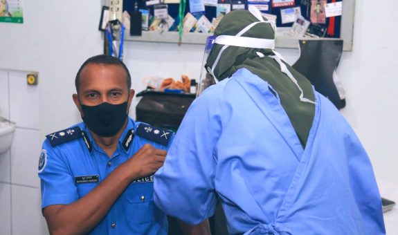 ސީޕީ ހަމީދު ކޮވިޑް ވެކްސިން ޖައްސަވަނީ - ފޮޓޯ: ސީޕީ ހަމީދު/ޓްވިޓަރ