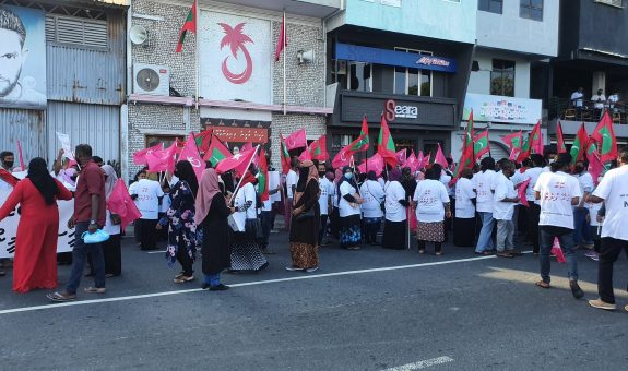 އިދިކޮޅު ފަރާތްތަކުން ސަރުކާރާއި ދެކޮޅަށް ބޭއްވި ހިނގާލުމެއްގެ ތެރެއިން