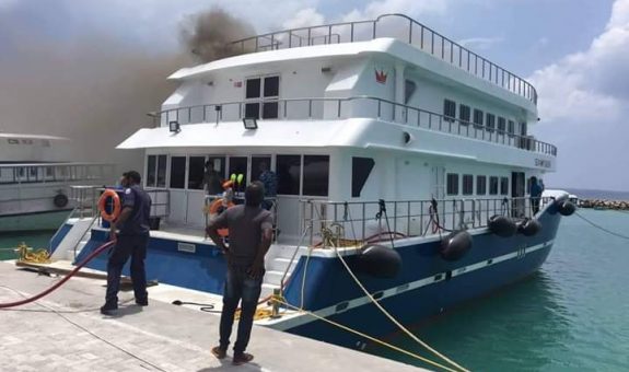 ސީކްއީން ބޯޓް ކުޅުދުއްފުށީ ބަނދަރުގައި އޮއްވާ އަލިފާން ރޯވެފައި - ފޮޓޯ: ކުޚުދުއްފުށީ އަންބައަސްޑް