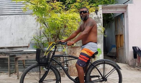 ދީނަށް ފުރައްސާރަކޮށް، ބުރުގާ އެޅުން މަނާކުރުމަށް ގޮވާލި އާމިރު