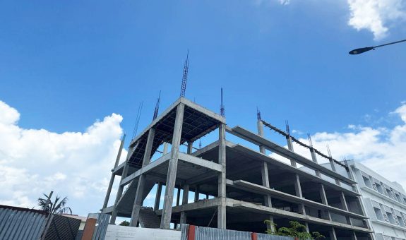 ތިނަދޫގައި އަޅާ އެމްއެންޔޫގެ ކެމްޕަސް. ފޮޓޯ:އެމްޓީސީސީ