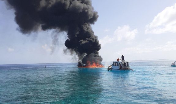 ލޯންޗުގައި އަލިފާން ރޯވެފައި | ފޮޓޯ: އެމްއެންޑީއެފް